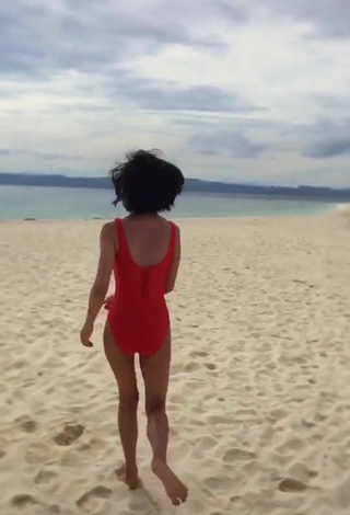 1. Sexy Edina Enriquez Con Traje De Baño Rojo En La Playa