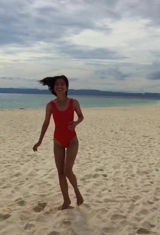 2. Sexy Edina Enriquez Con Traje De Baño Rojo En La Playa