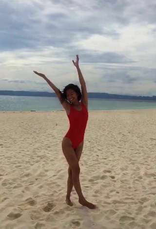 Sexy Edina Enriquez con Traje de Baño Rojo en la playa