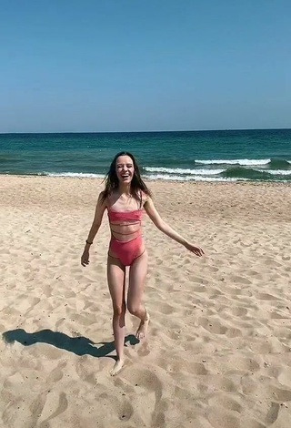 2. Sexy Iryna Kudashova Enseña El Culo En La Playa