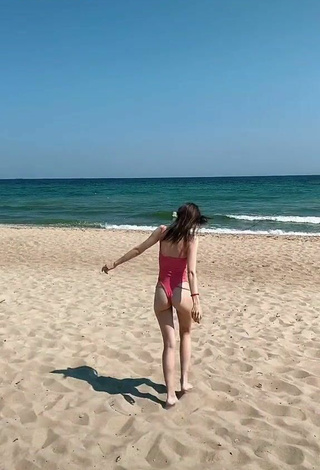 4. Sexy Iryna Kudashova Enseña El Culo En La Playa