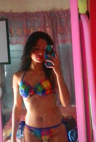 Adorable Isabel Luche enseña escote con Bikini