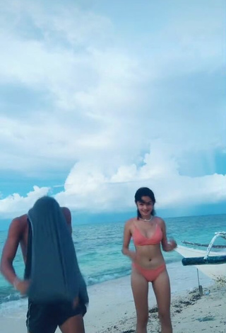 Más caliente Isabel Luche enseña escote con Bikini Melocotón en la playa