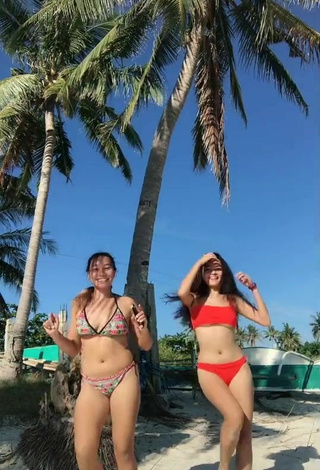 2. Guapísima Isabel Luche Con Atractivos Bikini Naranja En La Playa