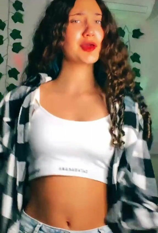 Sexy Isabela enseña escote con Top Corto Blanco