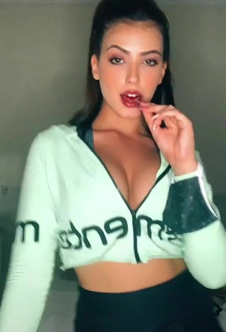 Hermosa Isa Pinheiro enseña escote con Top Corto