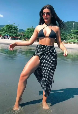 3. Sexy Isa Pinheiro Enseña Escote Con Sujetador De Bikini