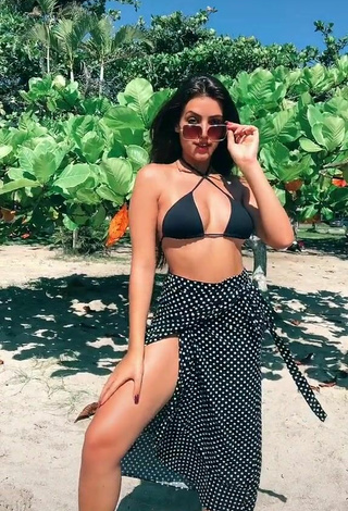 3. Bonita Isa Pinheiro Enseña Escote Con Sujetador De Bikini