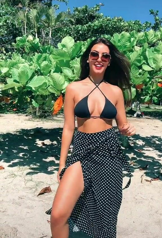 4. Bonita Isa Pinheiro Enseña Escote Con Sujetador De Bikini