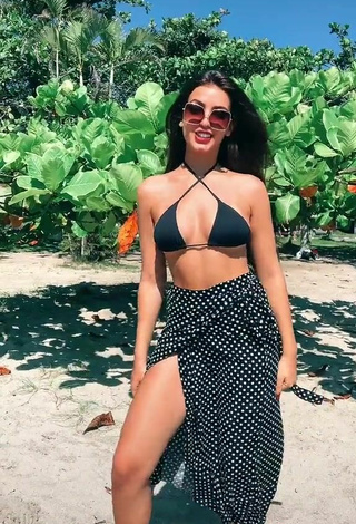 5. Bonita Isa Pinheiro Enseña Escote Con Sujetador De Bikini