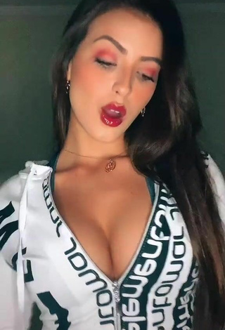 Isa Pinheiro Enseña Escote Guapísima