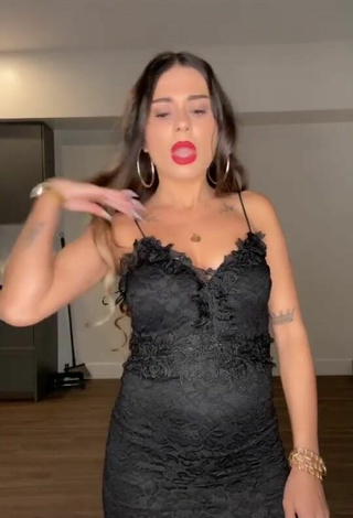 1. Caliente Ezgi Gizem Akdogan Con Vestido Negro