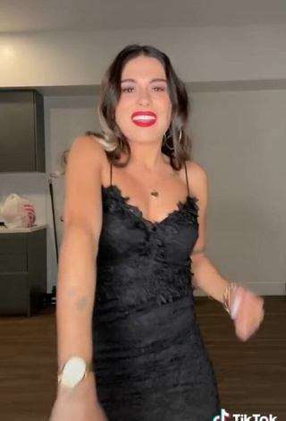 3. Caliente Ezgi Gizem Akdogan Con Vestido Negro