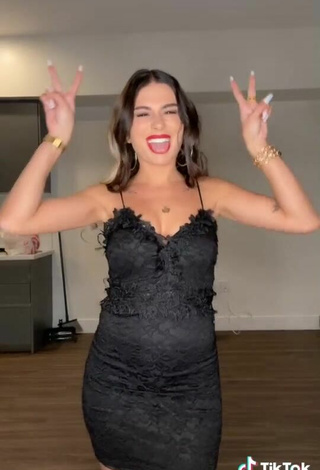 Caliente Ezgi Gizem Akdogan con Vestido Negro