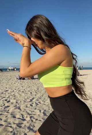 Caliente Ezgi Gizem Akdogan con Top Corto Verde Lima en la playa