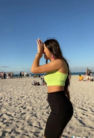 2. Caliente Ezgi Gizem Akdogan Con Top Corto Verde Lima En La Playa