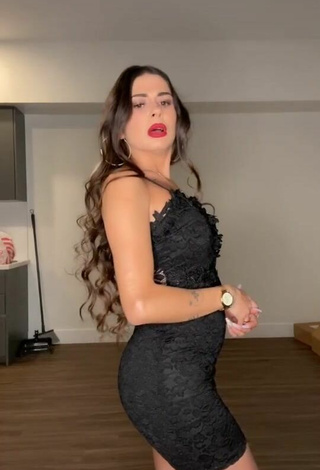 Sexy Ezgi Gizem Akdogan con Vestido Negro