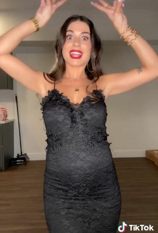 4. Sexy Ezgi Gizem Akdogan Con Vestido Negro