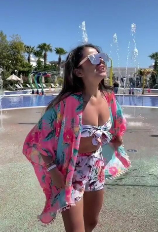 3. Sexy Ezgi Gizem Akdogan Con Sujetador De Bikini En La Piscina