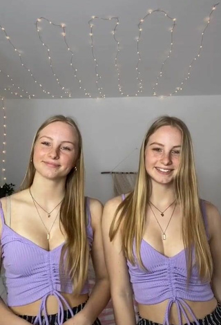 Sexy Finja & Svea enseña escote con Top Corto Morado