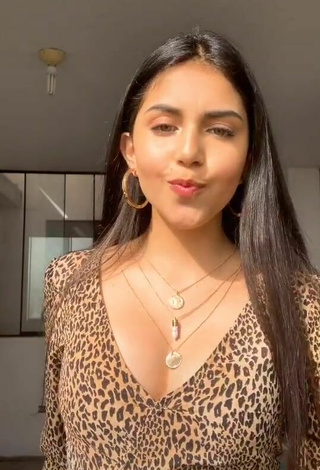 Sexy Geyli Vargas enseña escote con Vestido Leopardo