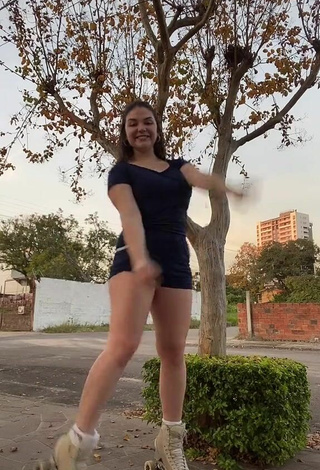 1. Hermosa Giana Mello Con Pantalones Cortos En Una Calle