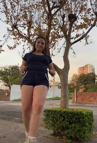 2. Hermosa Giana Mello Con Pantalones Cortos En Una Calle