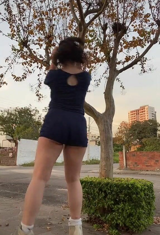 3. Hermosa Giana Mello Con Pantalones Cortos En Una Calle