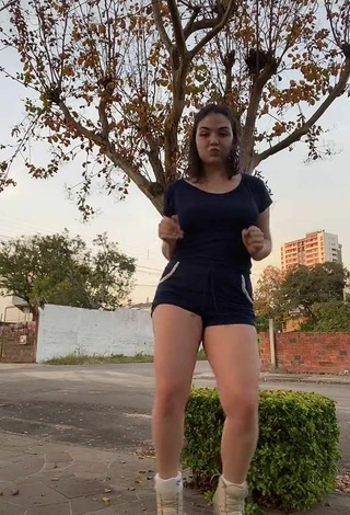 Hermosa Giana Mello con Pantalones Cortos en una calle