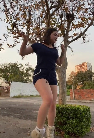 5. Hermosa Giana Mello Con Pantalones Cortos En Una Calle