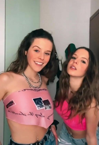 Realmente Linda Greta & Alice Greali con Top Corto Rosa