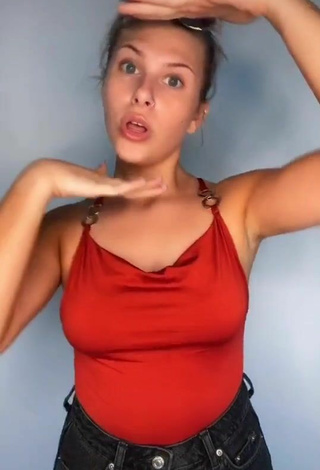 Sexy Hannah Simpson con Top Rojo sin brassière