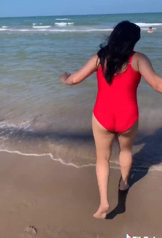 Sexy Heer Naik con Traje de Baño Rojo en la playa