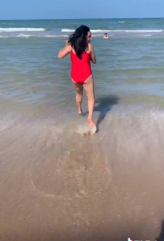 5. Sexy Heer Naik Con Traje De Baño Rojo En La Playa