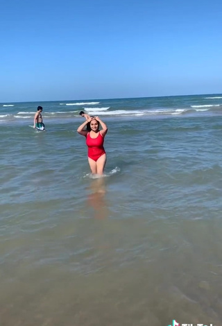 6. Sexy Heer Naik Con Traje De Baño Rojo En La Playa