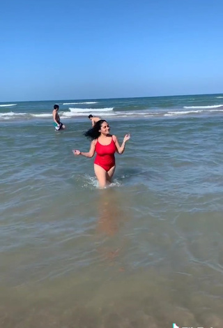 7. Sexy Heer Naik Con Traje De Baño Rojo En La Playa