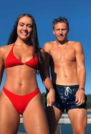 Caliente Hailey Williams con Bikini Rojo