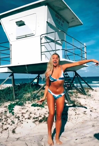 3. Adorable Hannah Mae Dugmore Con Bikini Floral En La Playa