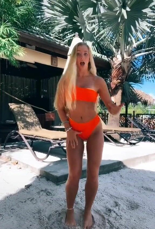 Preciosa Hannah Mae Dugmore con Bikini Naranja en la playa