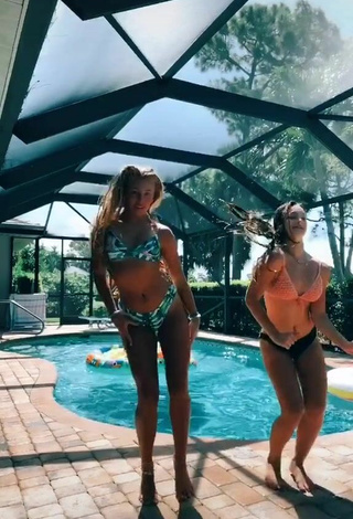 2. Atractiva Hannah Mae Dugmore Con Seductores Bikini Floral En La Piscina