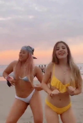 4. Preciosa Fernanda Villalobos Con Bikini Amarillo En La Playa