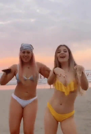 5. Preciosa Fernanda Villalobos Con Bikini Amarillo En La Playa