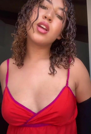 Sexy Inaya Ashanti enseña escote con Top Rojo