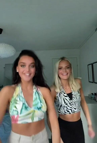 2. Hermosa Isa & Nina Isanina Con Top Corto