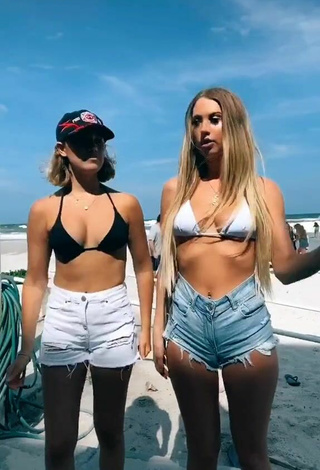 Sexy Ali Marie con Sujetador de Bikini en la playa