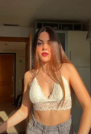 4. Hermosa Lucía Bellido Con Top Corto Blanco