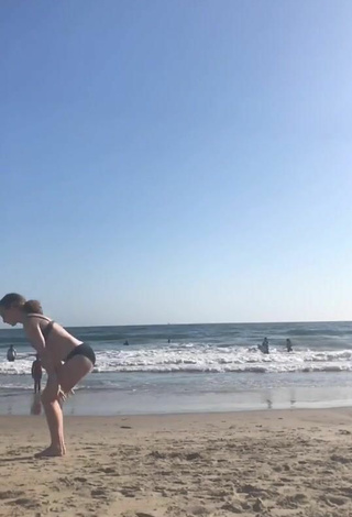 Caliente Elaina Rose con Bikini Negro en la playa