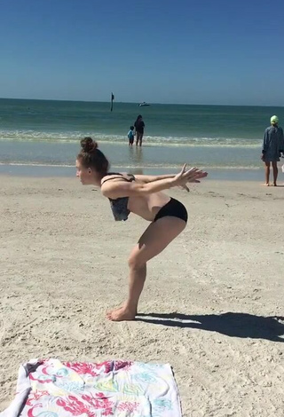 Sexy Elaina Rose con Bikini en la playa mientras hace ejercicios deportivos