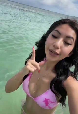 Guapísima Jazlyn G con Atractivos Bikini Rosa en la playa