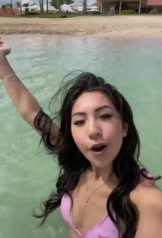 5. Guapísima Jazlyn G Con Atractivos Bikini Rosa En La Playa